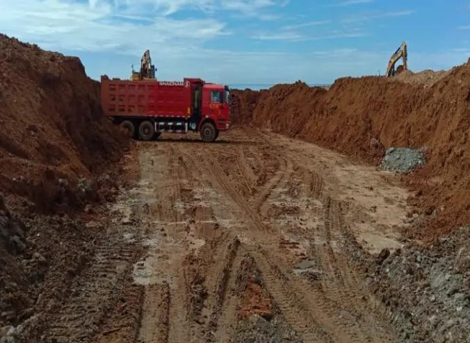 Lots of trucks and excavators are used to discharge nickel ore from our barge.